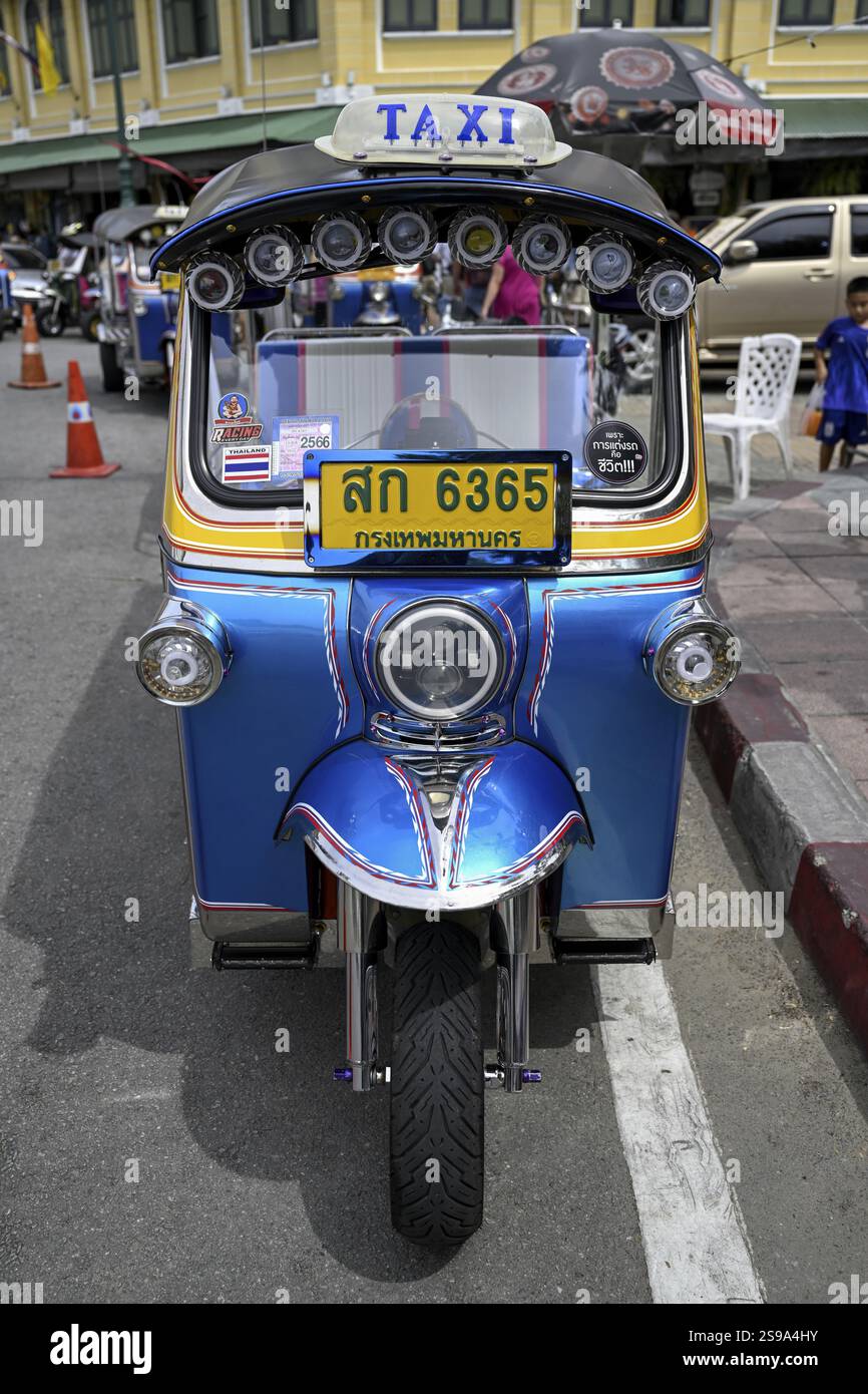 TukTuk vor Wat Pho, Tempel des liegenden Buddha, Bangkok, Thailand, Asien Stockfoto