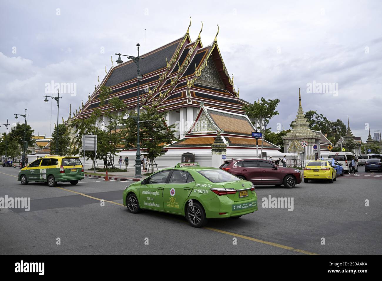 Straßenszene vor Wat Pho, Tempel des liegenden Buddha, Bangkok, Thailand, Asien Stockfoto