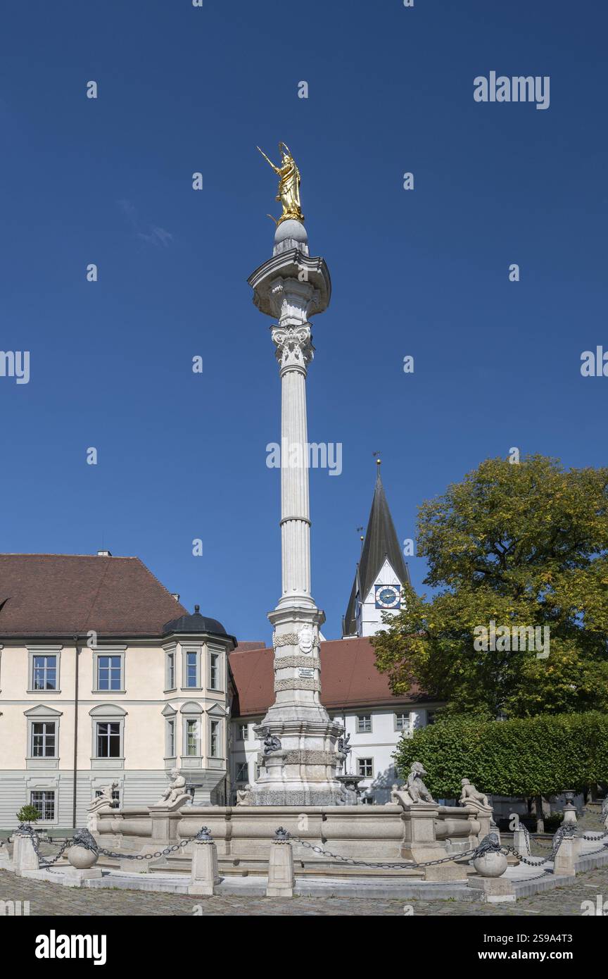 Marienbrunnen mit Mariensäule, errichtet zwischen 1777 und 1780, Residenzplatz, Eichstaett, Oberbayern, Deutschland, Europa Stockfoto Marienbrunnen mit Mariensäule, errichtet zwischen 1777 und 1780, Residenzplatz, Eichstaett, Oberbayern, Deutschland, Europa Stockfoto