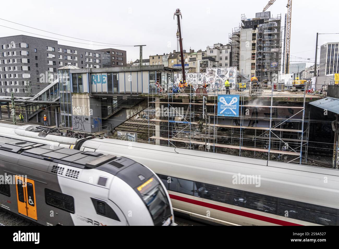 Umbau und Sanierung des S-Bahnhofs Düsseldorf-Wehrhahn, umfangreiche Arbeiten an Bahnsteigen, Gleisen, Bahnhofsgebäude, teilweise erheblich Stockfoto