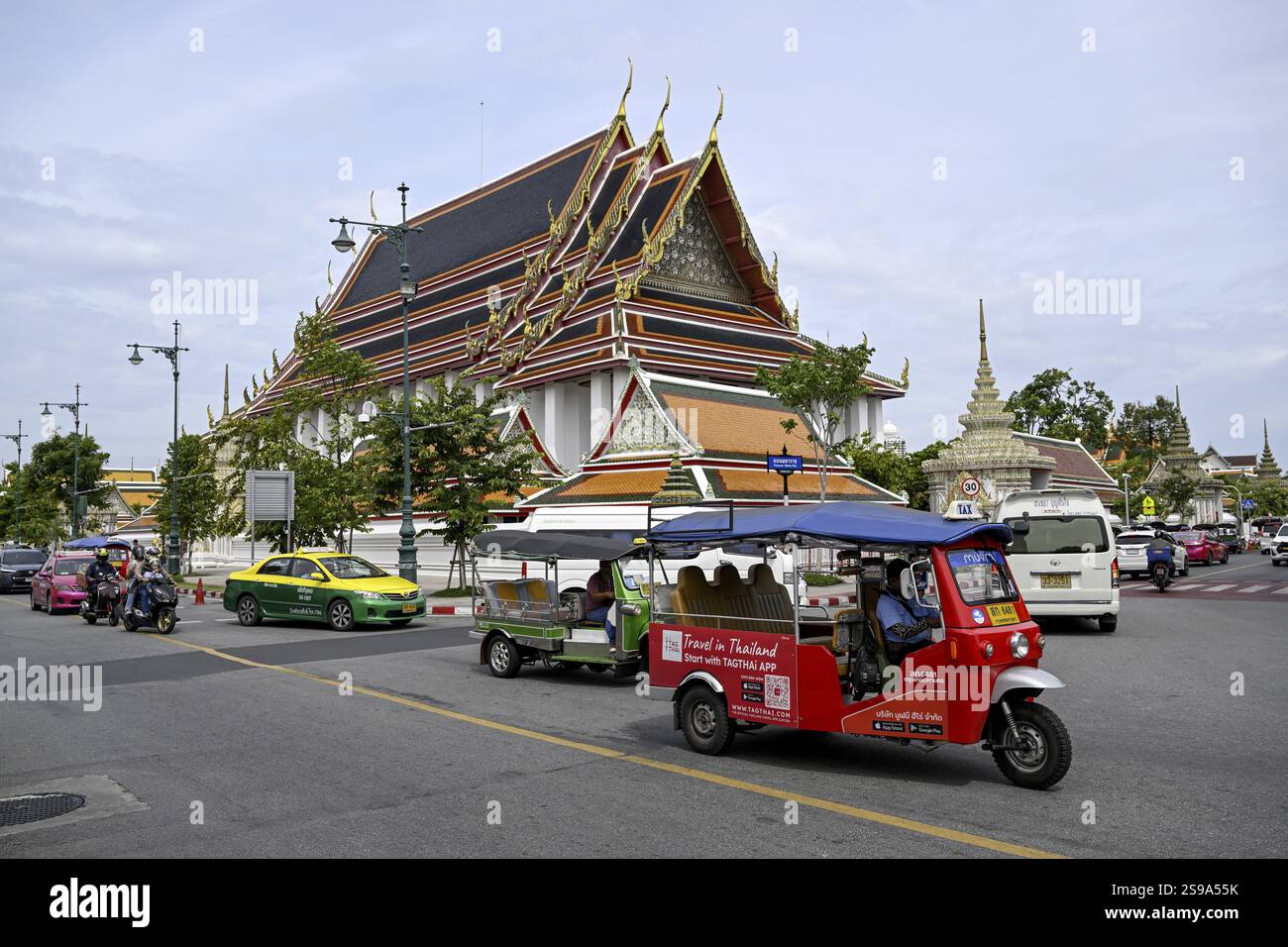 TukTuk vor Wat Pho, Tempel des liegenden Buddha, Bangkok, Thailand, Asien Stockfoto