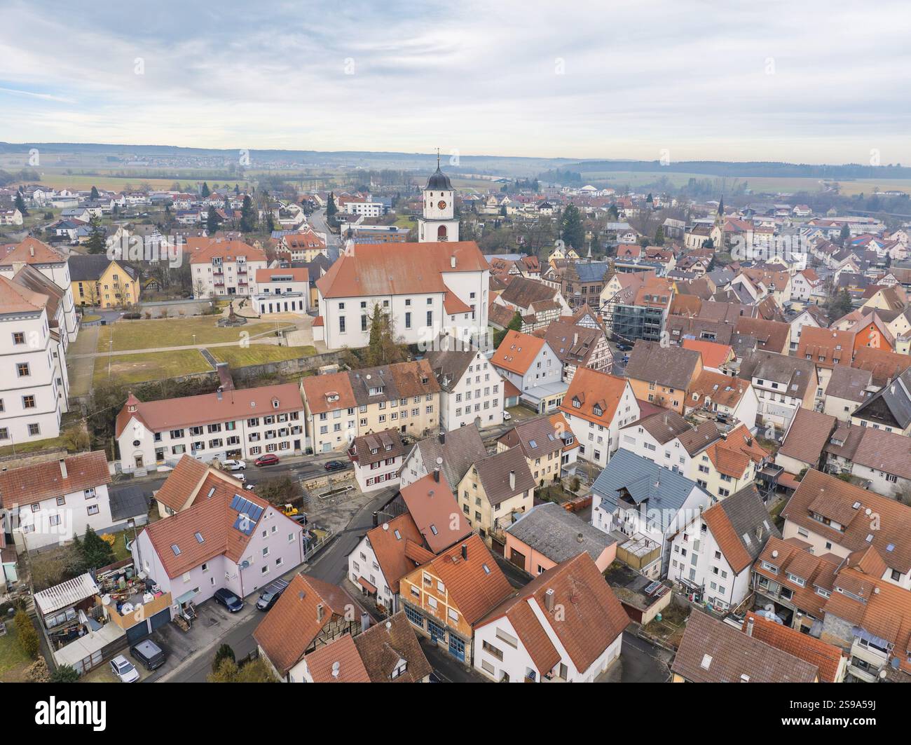 Aus der Vogelperspektive auf eine kleine Stadt mit Kirche und roten Ziegeldächern, umgeben von ländlicher Landschaft, Messkirch, Bezirk Sigmaringen, Deutschland, Europa Stockfoto