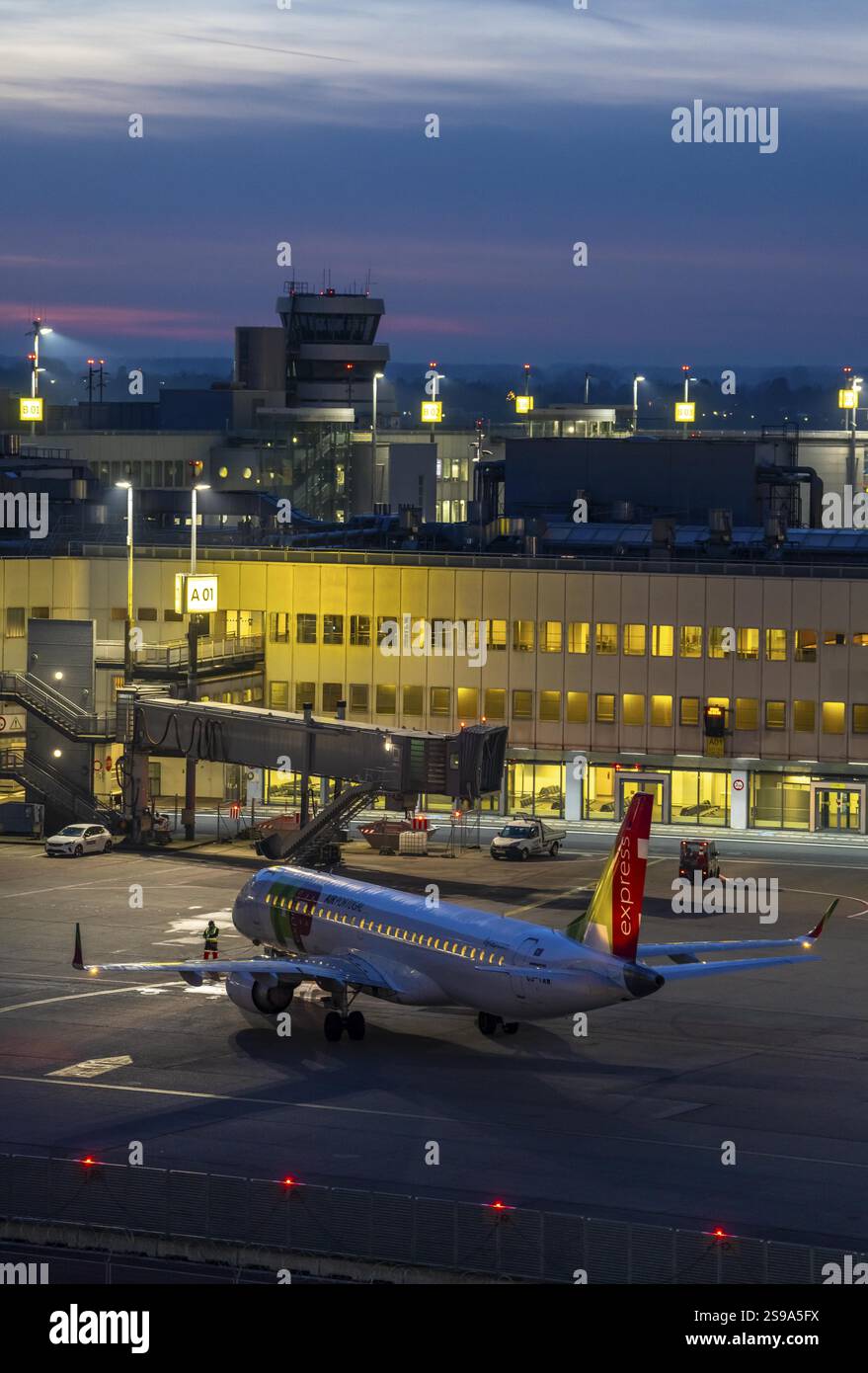 Flughafen Düsseldorf, Flugzeuge auf dem Vorfeld und am Terminal A, Nordrhein-Westfalen, Deutschland, Europa Stockfoto