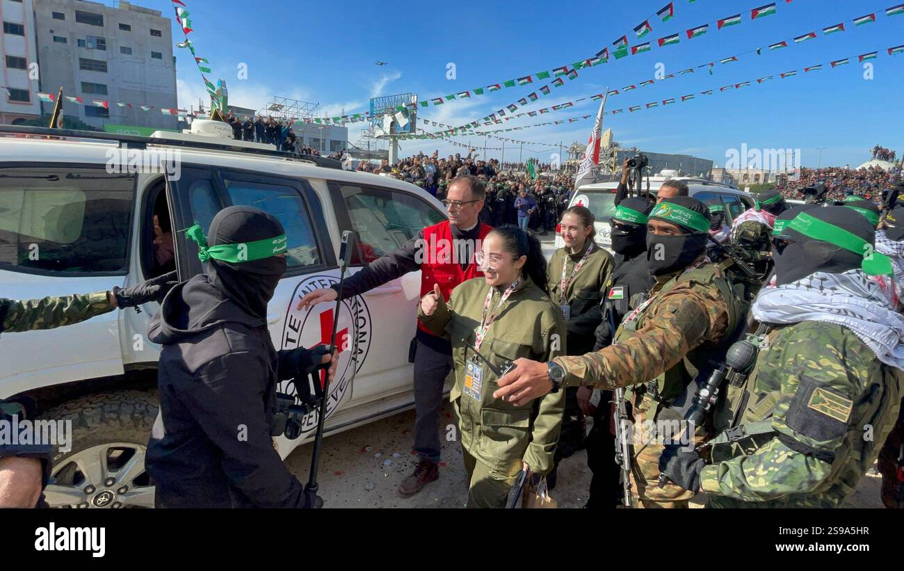 Hamas-Kämpfer eskortieren vier israelische Soldaten und übergeben sie einem Team des Roten Kreuzes in Gaza-Stadt. Ein ? Samstag am 25. Januar 2025. Die Hamas-Militanten übergaben vier israelische Soldaten-Gefangene in einem Austausch am 25. Januar an das Rote Kreuz, nachdem sie sie auf einer Bühne auf einem Platz in Gaza vorgeführt hatten. Augenzeugen sagten. Foto: Ayman Alhesi/UPI. Stockfoto
