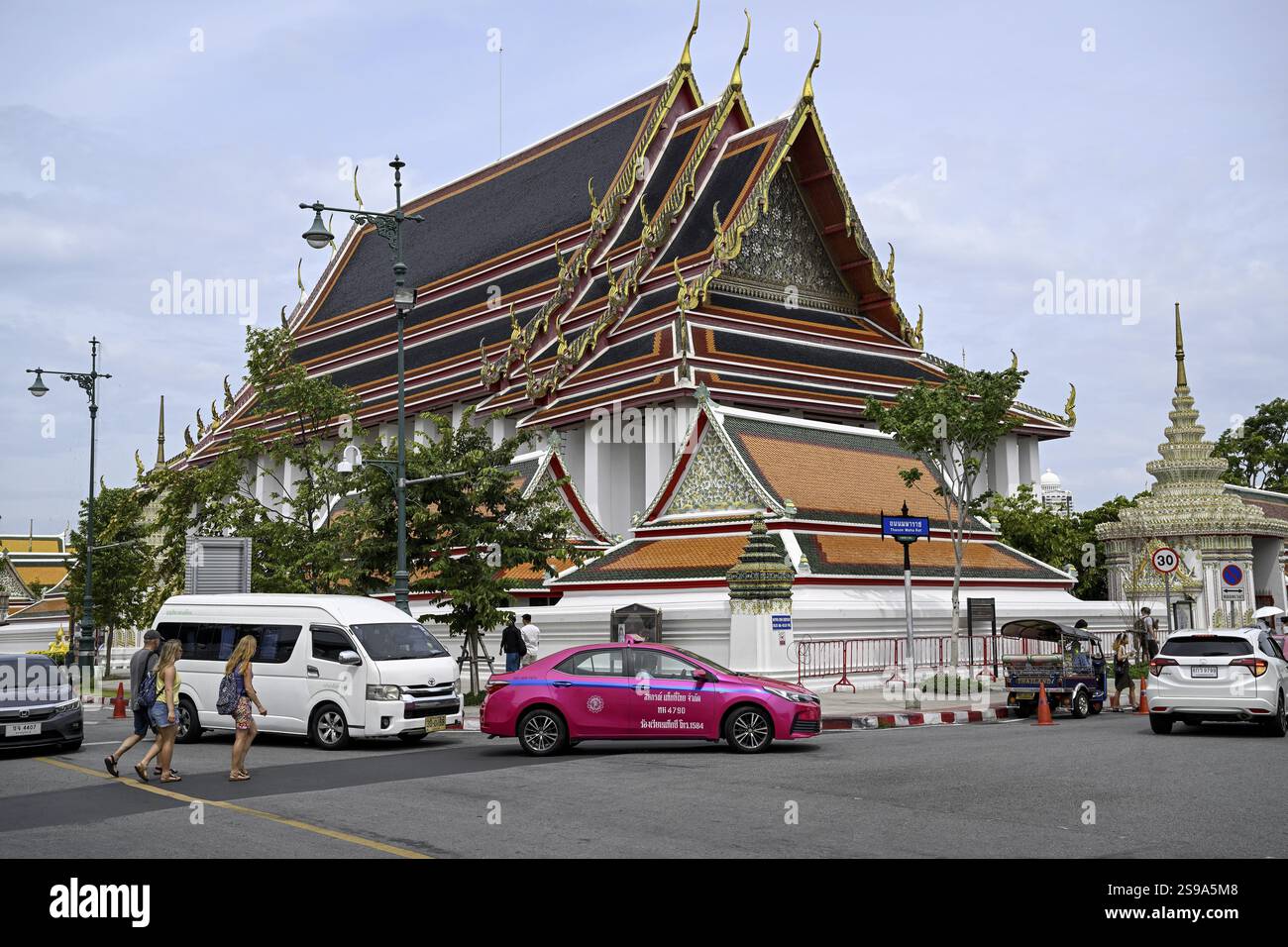 Straßenszene vor Wat Pho, Tempel des liegenden Buddha, Bangkok, Thailand, Asien Stockfoto