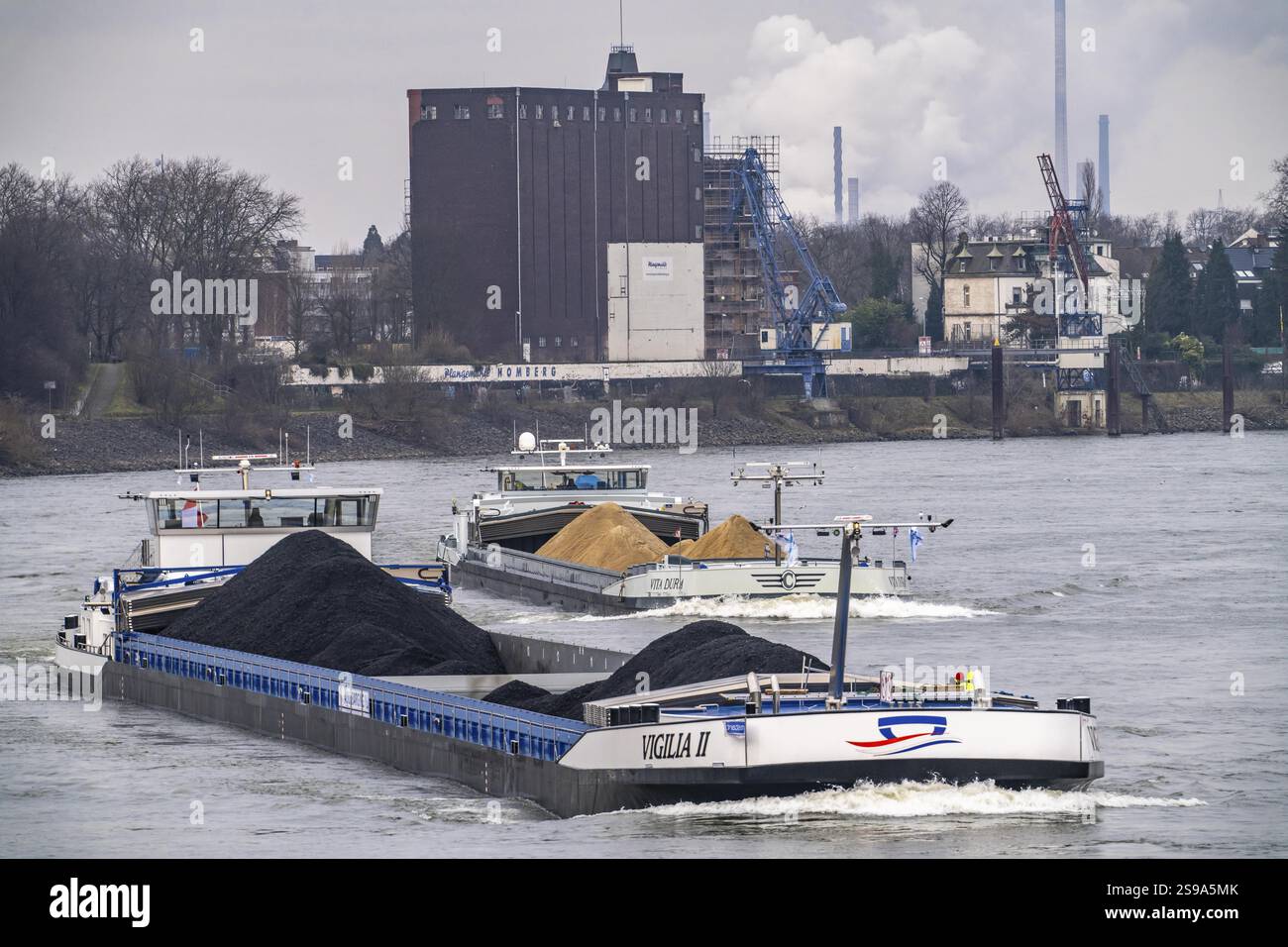 Frachtschiffe auf dem Rhein bei Duisburg-Homberg, Massengüter, Kohle und Sand, Nordrhein-Westfalen, Deutschland, Europa Stockfoto