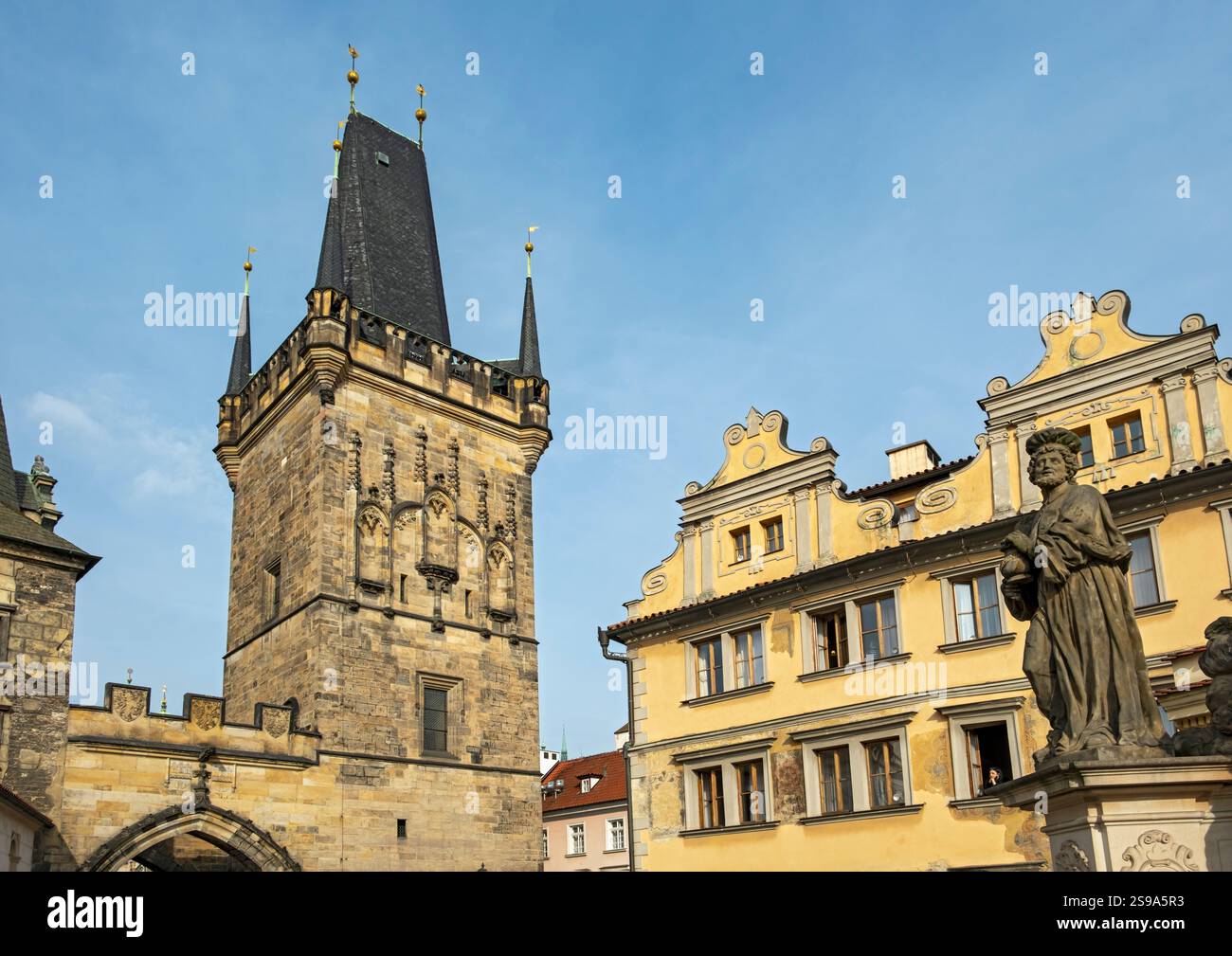 Malá Strana Brückenturm und Barockhaus, Prag - Praha, Prag - Praha, Tschechische Republik Stockfoto