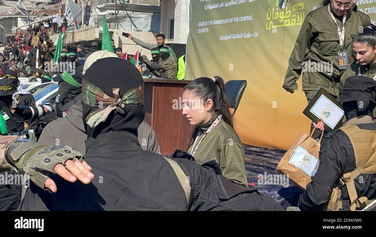 Hamas-Kämpfer eskortieren vier israelische Soldaten, während sie sie einem Team des Roten Kreuzes in Gaza-Stadt übergeben. Ein ? Samstag am 25. Januar 2025. Die Hamas-Militanten übergaben vier israelische Soldaten-Gefangene in einem Austausch am 25. Januar an das Rote Kreuz, nachdem sie sie auf einer Bühne auf einem Platz in Gaza vorgeführt hatten. Augenzeugen sagten. Foto: Ayman Alhesi/UPI. Stockfoto