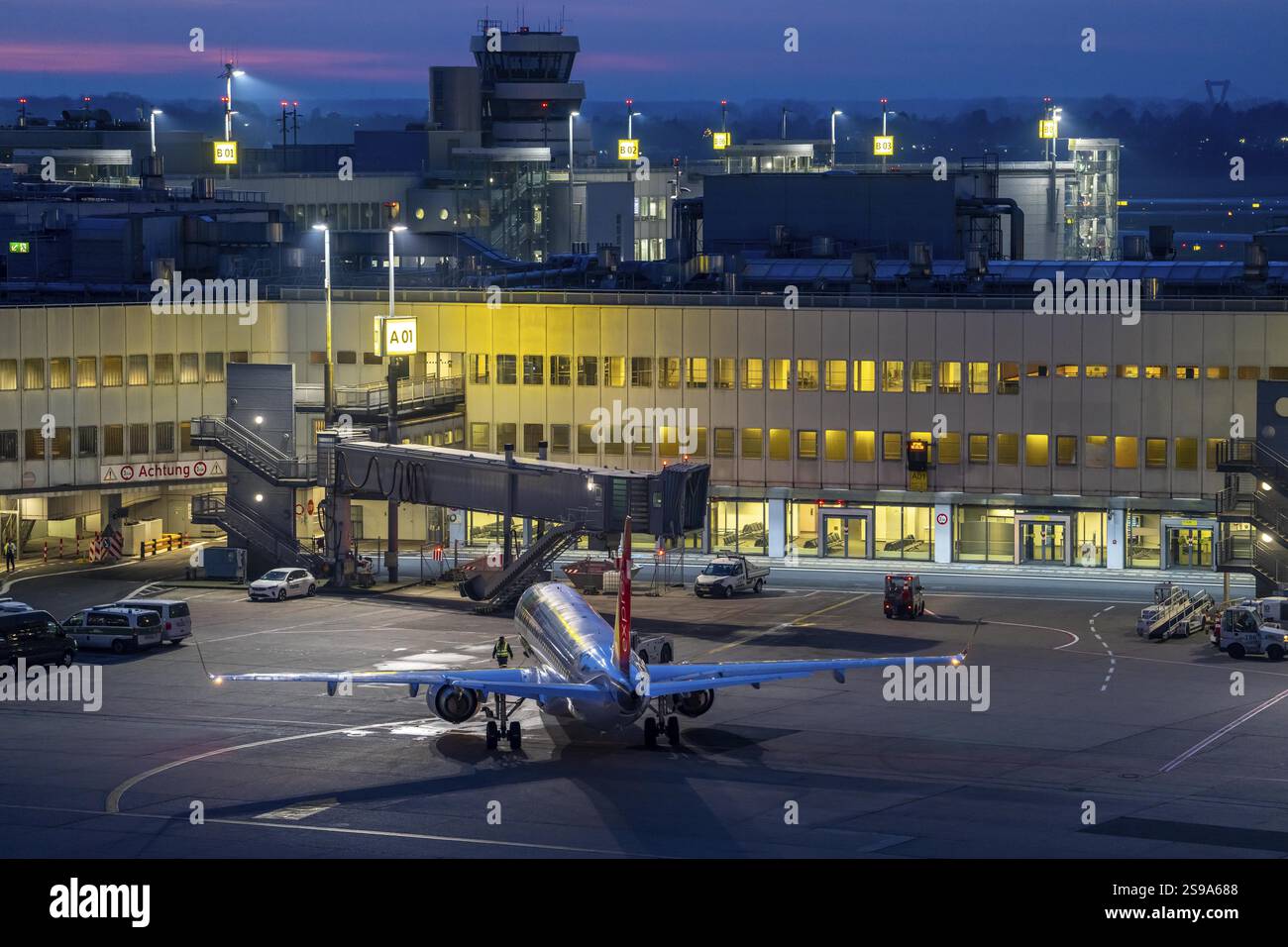 Flughafen Düsseldorf, Flugzeuge auf dem Vorfeld und am Terminal A, Nordrhein-Westfalen, Deutschland, Europa Stockfoto