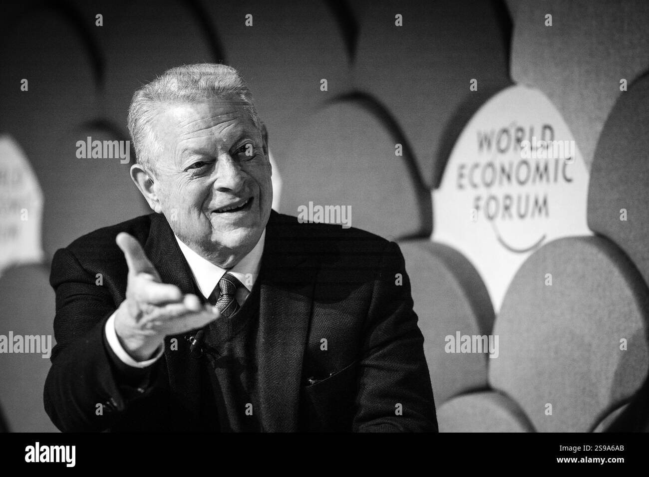 Davos, Schweiz. Januar 2025. Der ehemalige US-Vizepräsident Al Gore spricht auf dem jährlichen Treffen des Weltwirtschaftsforums in Davos auf dem Podium „Neues Trilemma – Klima, Entwicklung und Mittelschicht“. Das WEF – World Economic Forum, das 1971 von Klaus Schwab gegründet wurde, veranstaltet sein jährliches Treffen in Davos, Schweiz, bei dem führende Politiker weltweit über wirtschaftliche, soziale und ökologische Themen diskutieren. Das Forum ist bekannt für seinen Einfluss und seine Herangehensweise an aktuelle Themen und wird auch wegen wahrgenommener Elitismus und begrenzter greifbarer Ergebnisse kritisiert. Quelle: Orjan Ellingvag/Alamy Live News Stockfoto