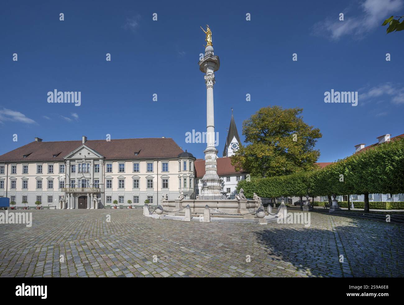 Marienbrunnen Brunnen mit Mariensäule und die ehemalige Fürstbischofsresidenz im Barockstil 1702, heute Kreisverwaltung Stockfoto