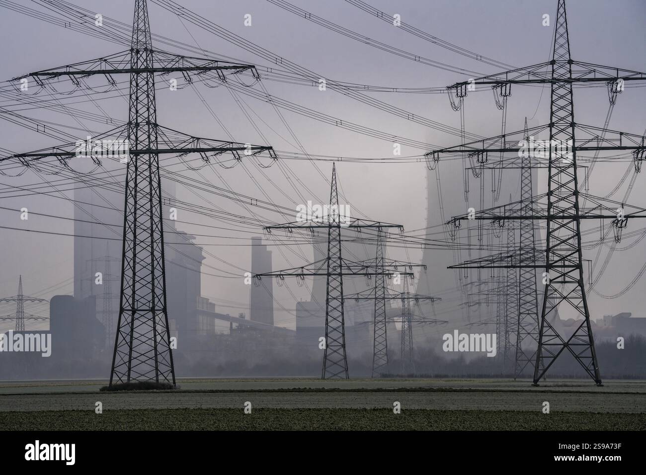 Große Stromleitung, 380 kV-Hochspannungsleitungen, bei Rommerskirchen, RWE-Braunkohlekraftwerk Niederaussem im Nebel, Nordrhein-Westfalen Stockfoto