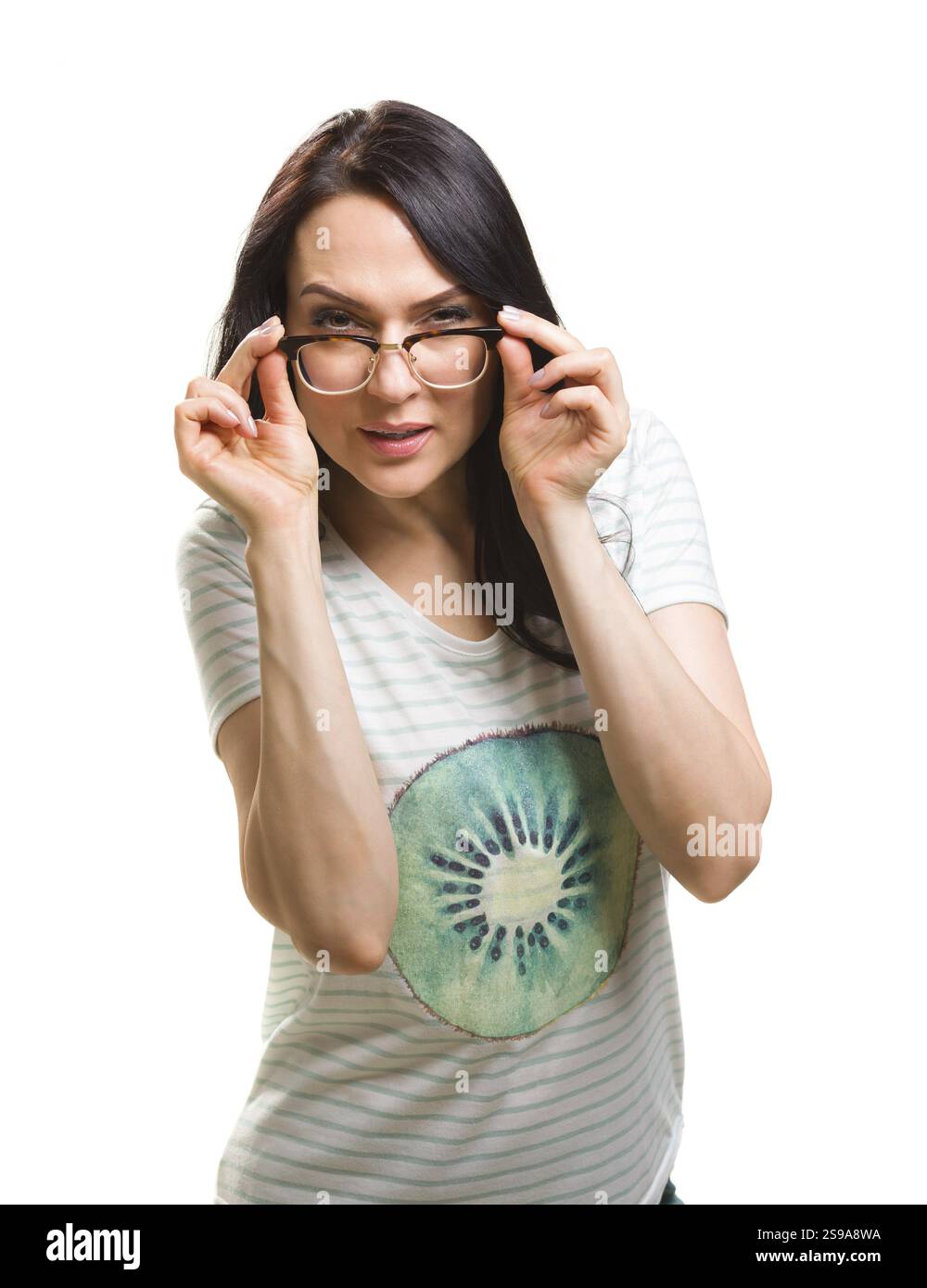 Frau mit erhöhter Brille kann nicht sehen, vor weißem Hintergrund Stockfoto