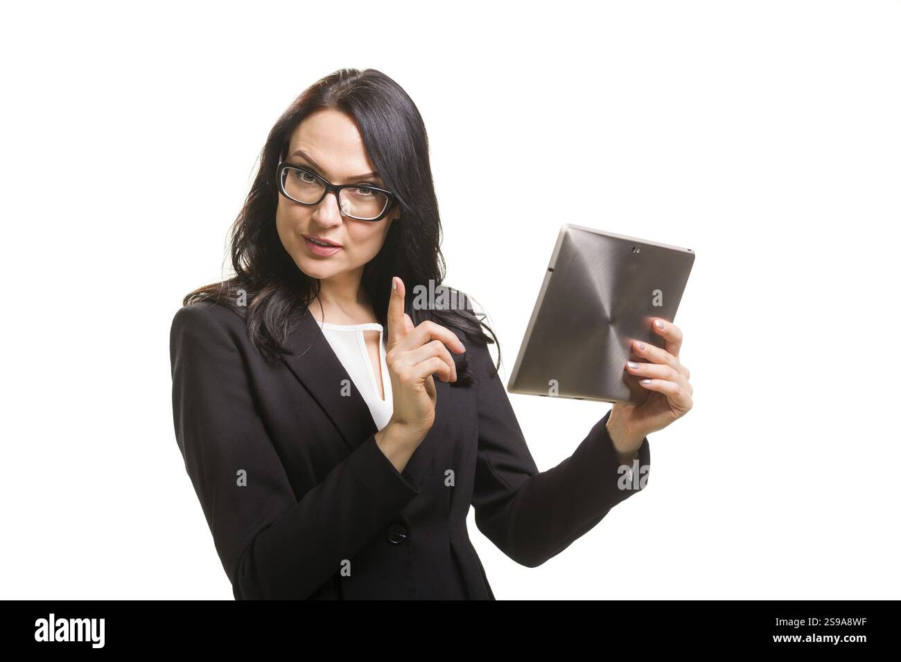 Porträt einer lächelnden Geschäftsfrau mit Brille vor weißem Hintergrund Stockfoto