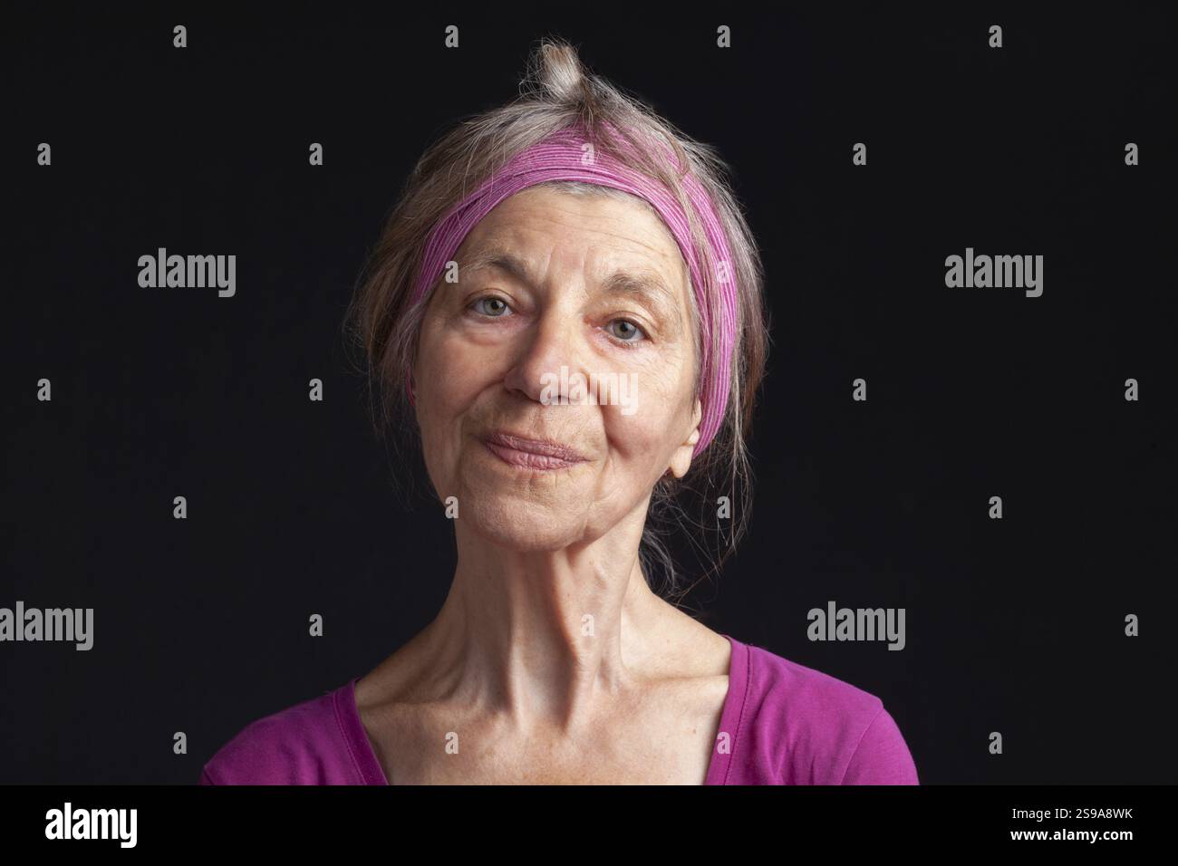 Glückliche lächelnde reife Frau in ihrer 75-jährigen Dame mit trendigen weißen kurzen Haaren Stockfoto
