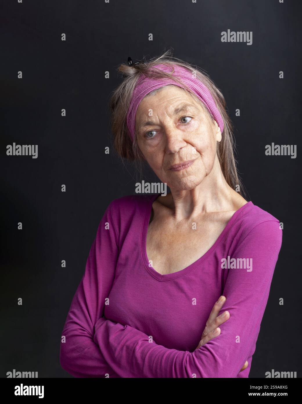 Glückliche lächelnde reife Frau in ihrer 75-jährigen Dame mit trendigen weißen kurzen Haaren Stockfoto