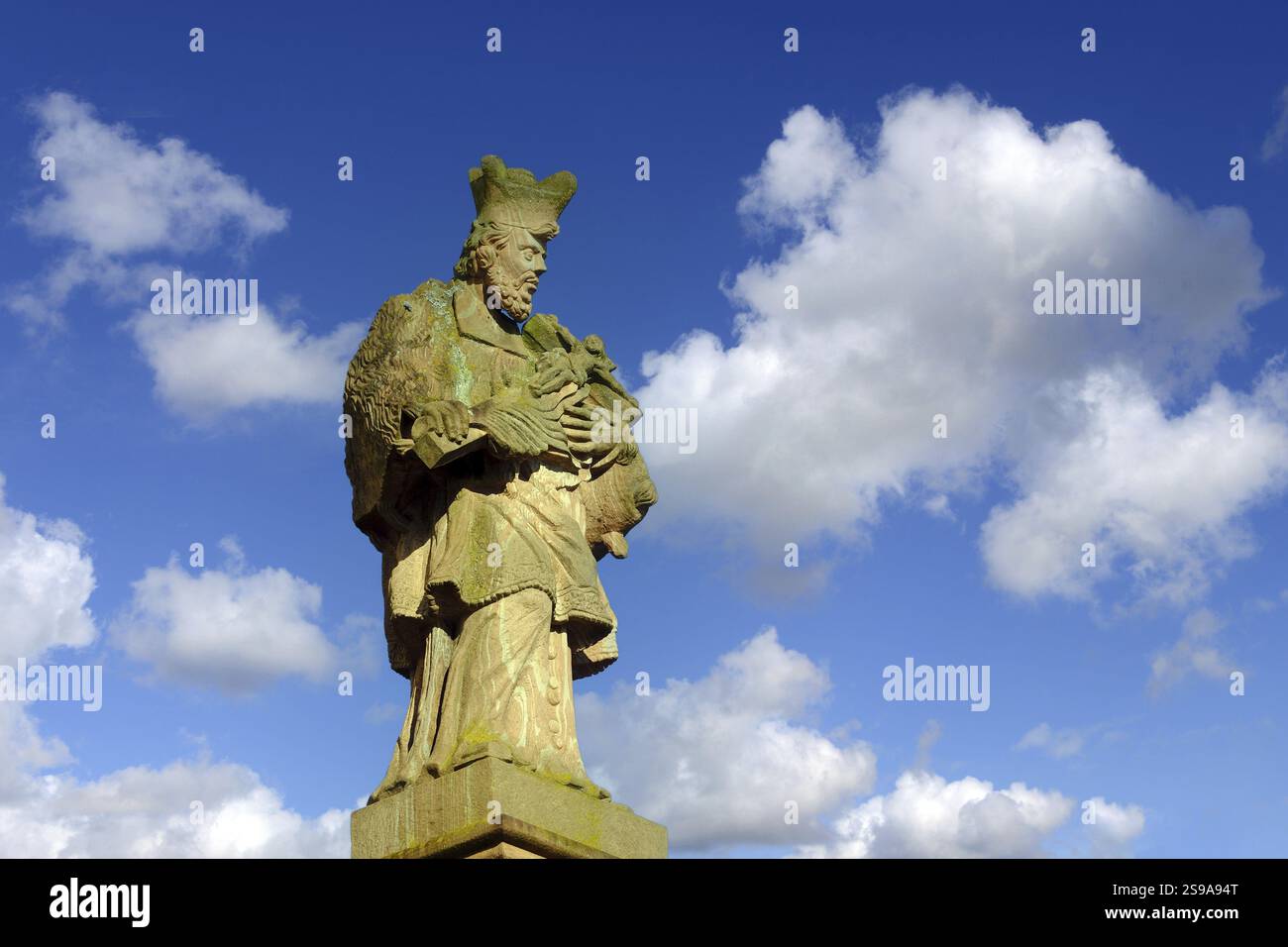 Fotomontage, Montage, (M), Deutschland, Hessen, Seligenstadt, Nepomuk-Statue an der Hans-Memling-Schule, Johannes von Nepomuk, heiliger, Märtyrer, Statue, Federa Stockfoto