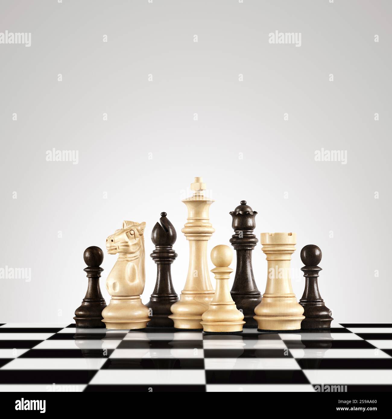 Strategie- und Führungskonzept, schwarz-weiße Holzschachfiguren stehen auf dem Brett bereit für das Spiel Stockfoto