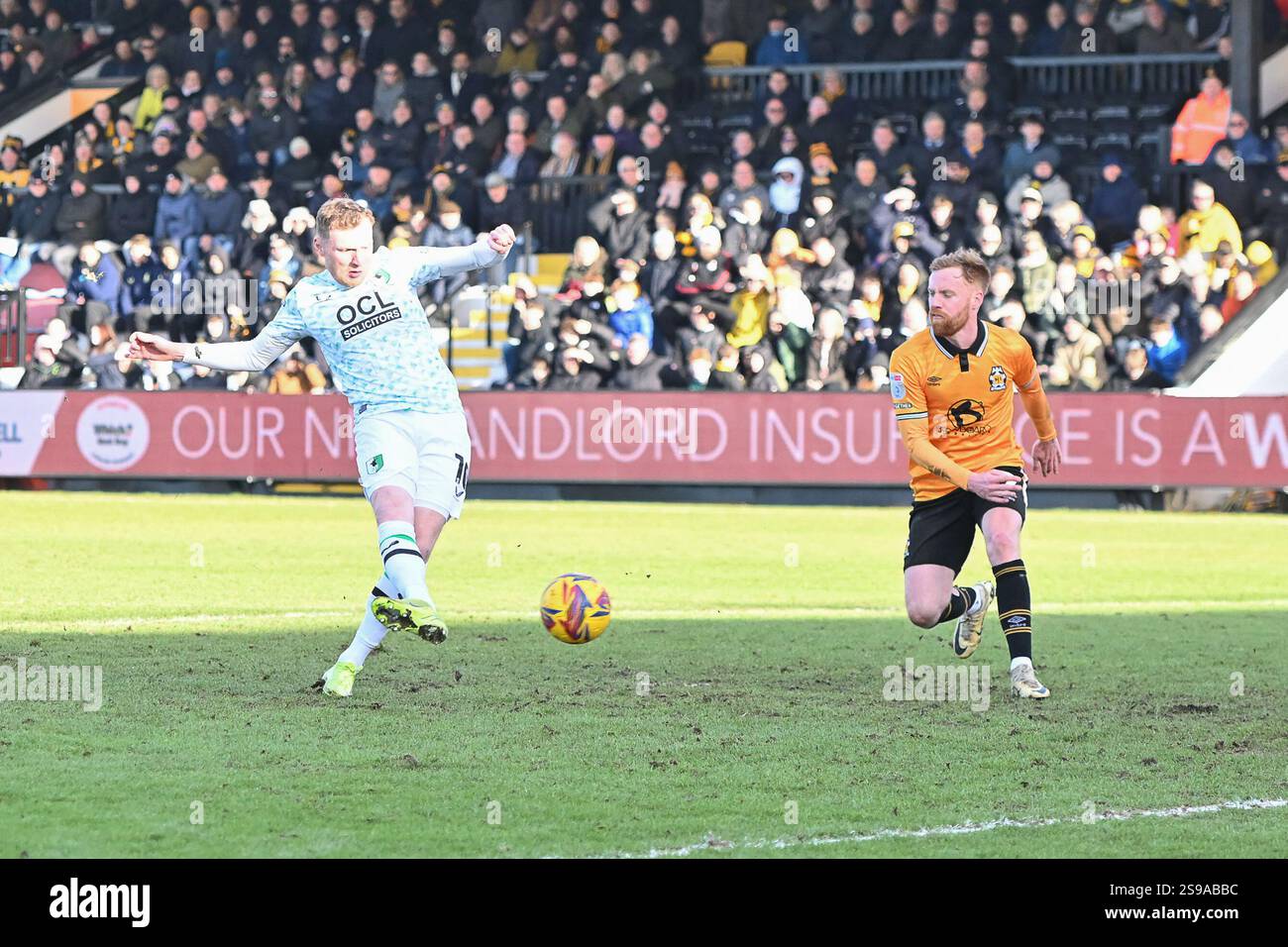 George Maris (10 Mansfield) schießt und erzielt 3-1 beim Spiel der Sky Bet League 1 zwischen Cambridge United und Mansfield Town im Cledara Abbey Stadium, Cambridge am Samstag, den 25. Januar 2025. (Foto: Kevin Hodgson | MI News) Stockfoto
