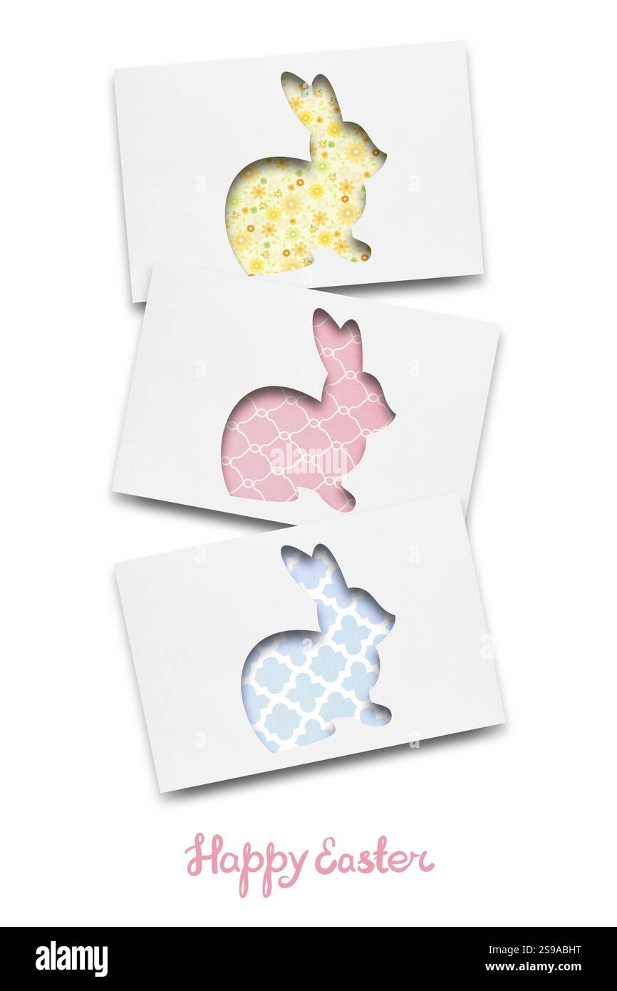 Kreatives Osterkonzeptfoto von drei Papierkaninchen auf weißem Hintergrund Stockfoto