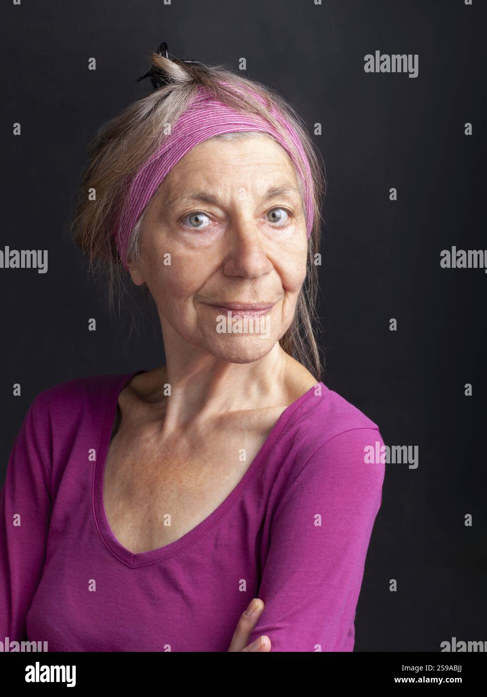Glückliche lächelnde reife Frau in ihrer 75-jährigen Dame mit trendigen weißen kurzen Haaren Stockfoto