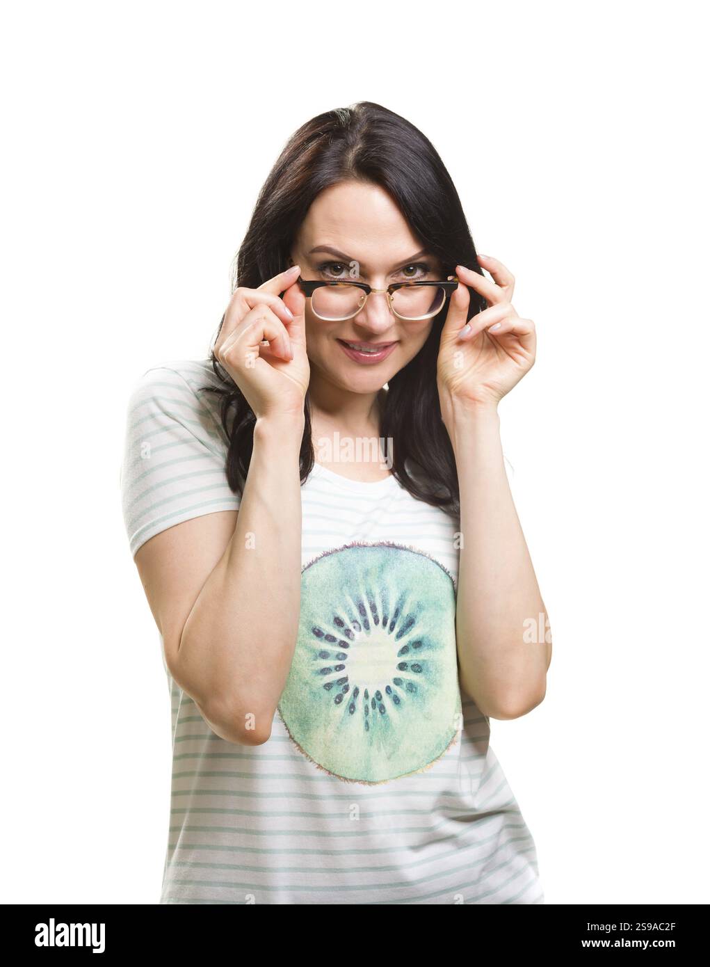 Frau mit erhöhter Brille kann nicht sehen, vor weißem Hintergrund Stockfoto