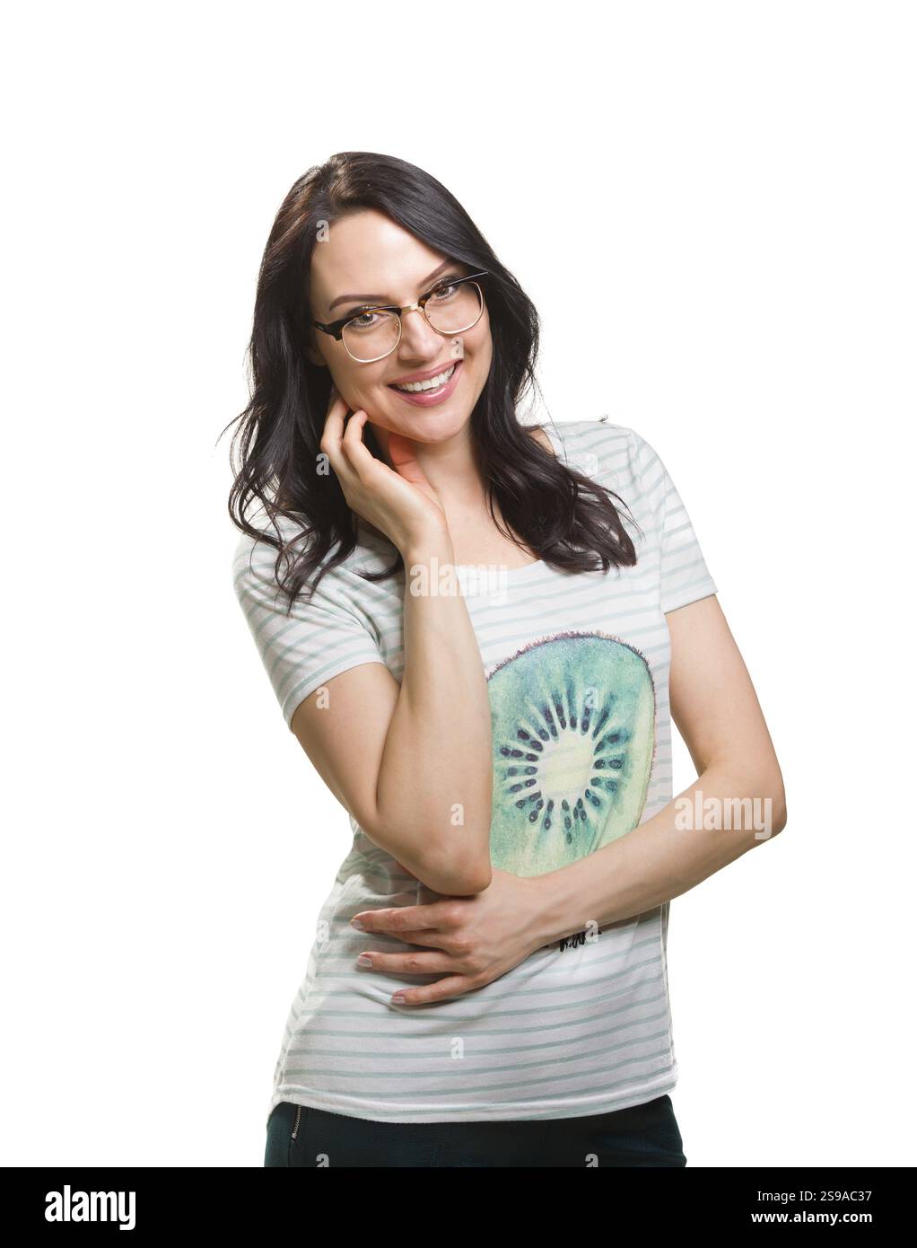 Porträt einer jungen, modischen Frau mit Brille vor weißem Hintergrund Stockfoto