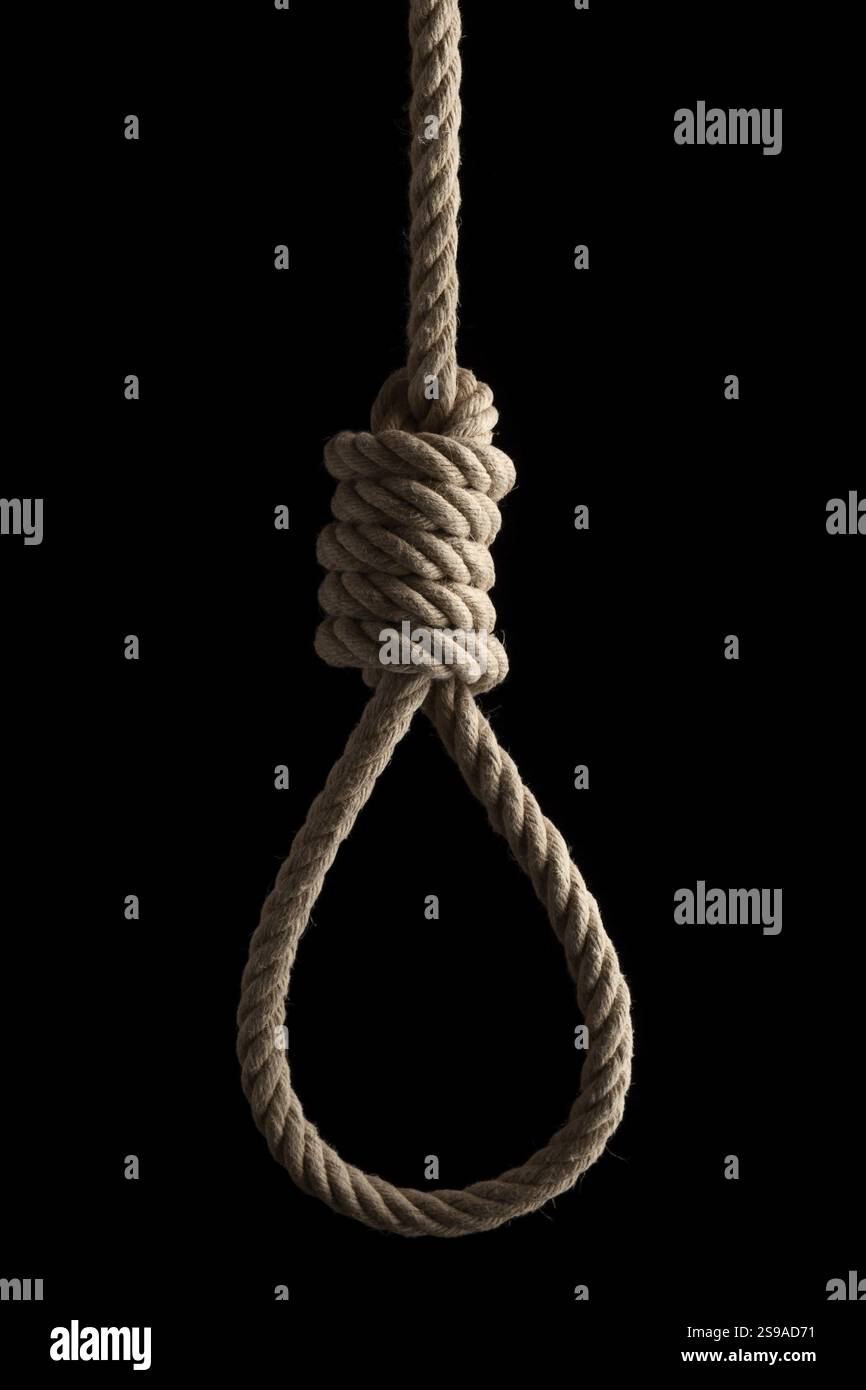 Seilschlaufe mit Henkerknoten vor schwarzem Hintergrund Stockfoto
