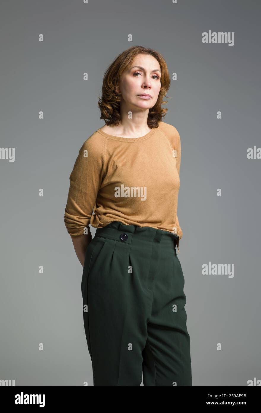 Beauty Fashion Porträt. Schöne Erwachsene Frau auf grauem Hintergrund Stockfoto