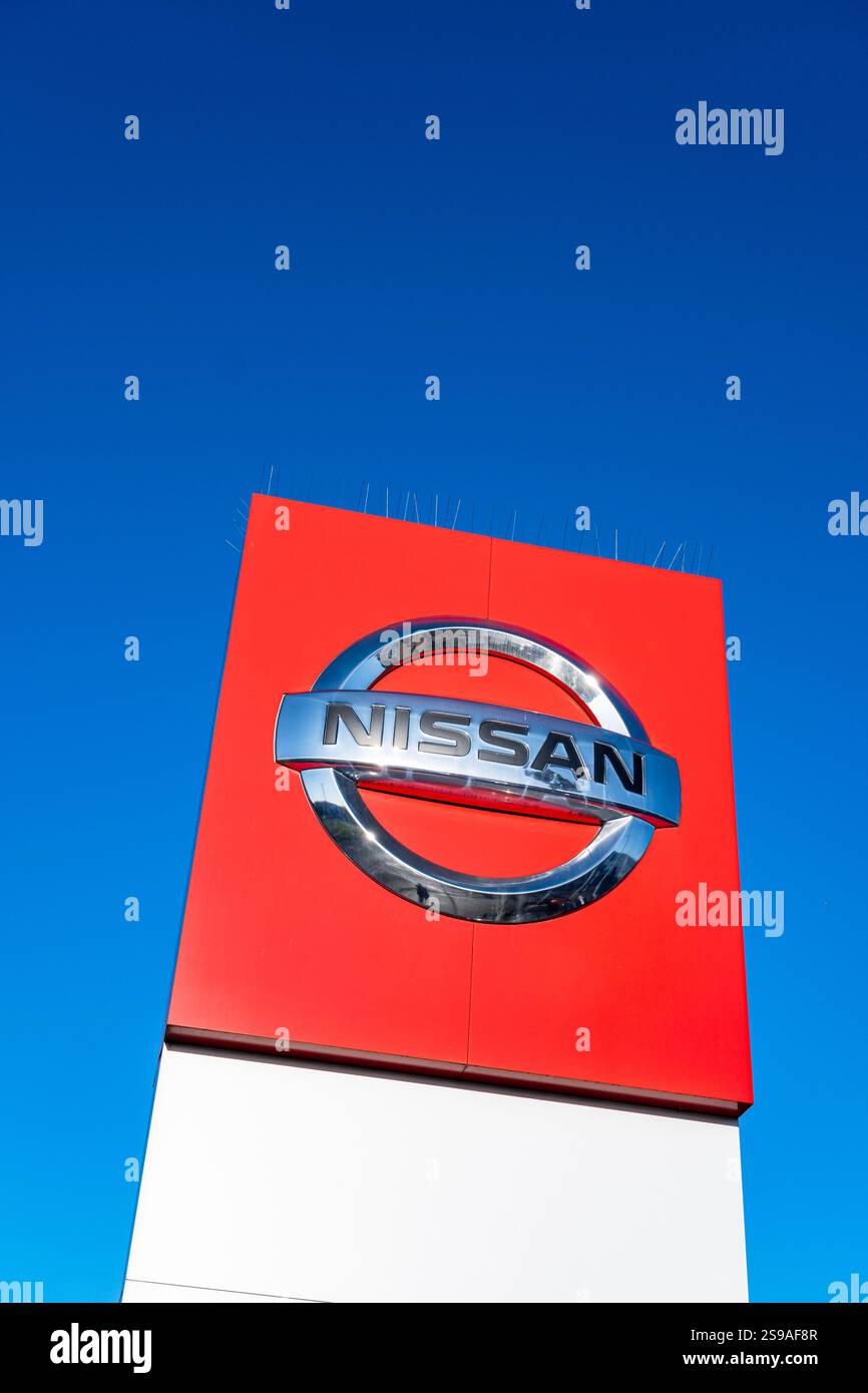 Nissan-Zeichen oder -Logo isoliert gegen blauen Himmel Stockfoto