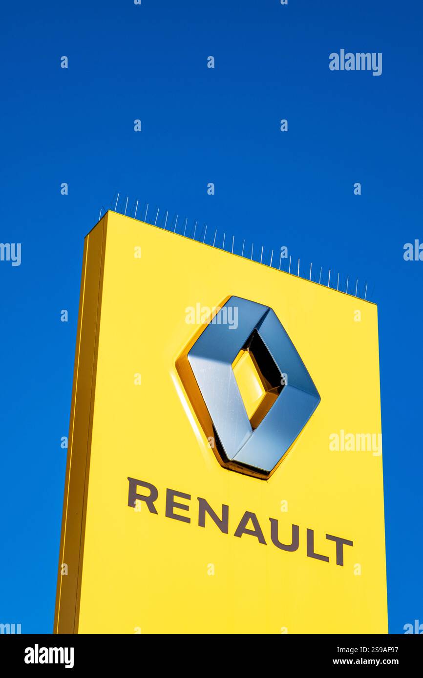 Renault-Zeichen oder -Logo isoliert gegen blauen Himmel Stockfoto