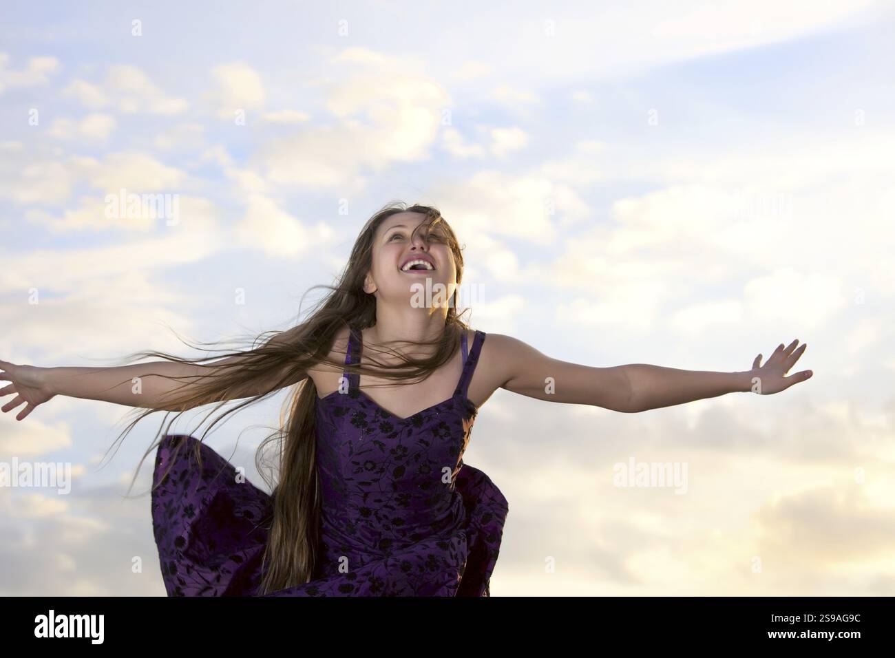Hübsche Hexe mit Hut und Besen, draußen Stockfoto