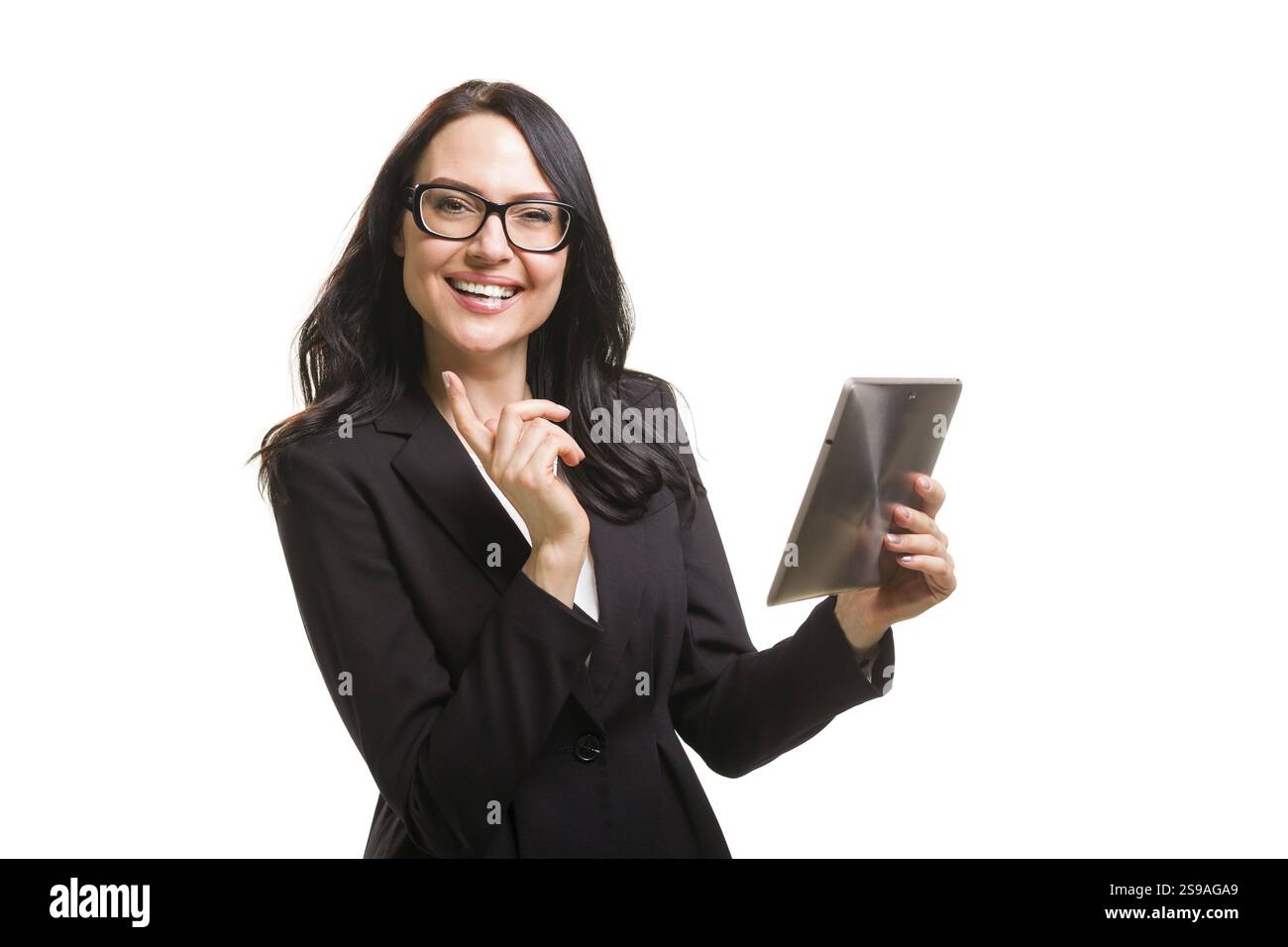 Porträt einer lächelnden Geschäftsfrau mit Brille vor weißem Hintergrund Stockfoto