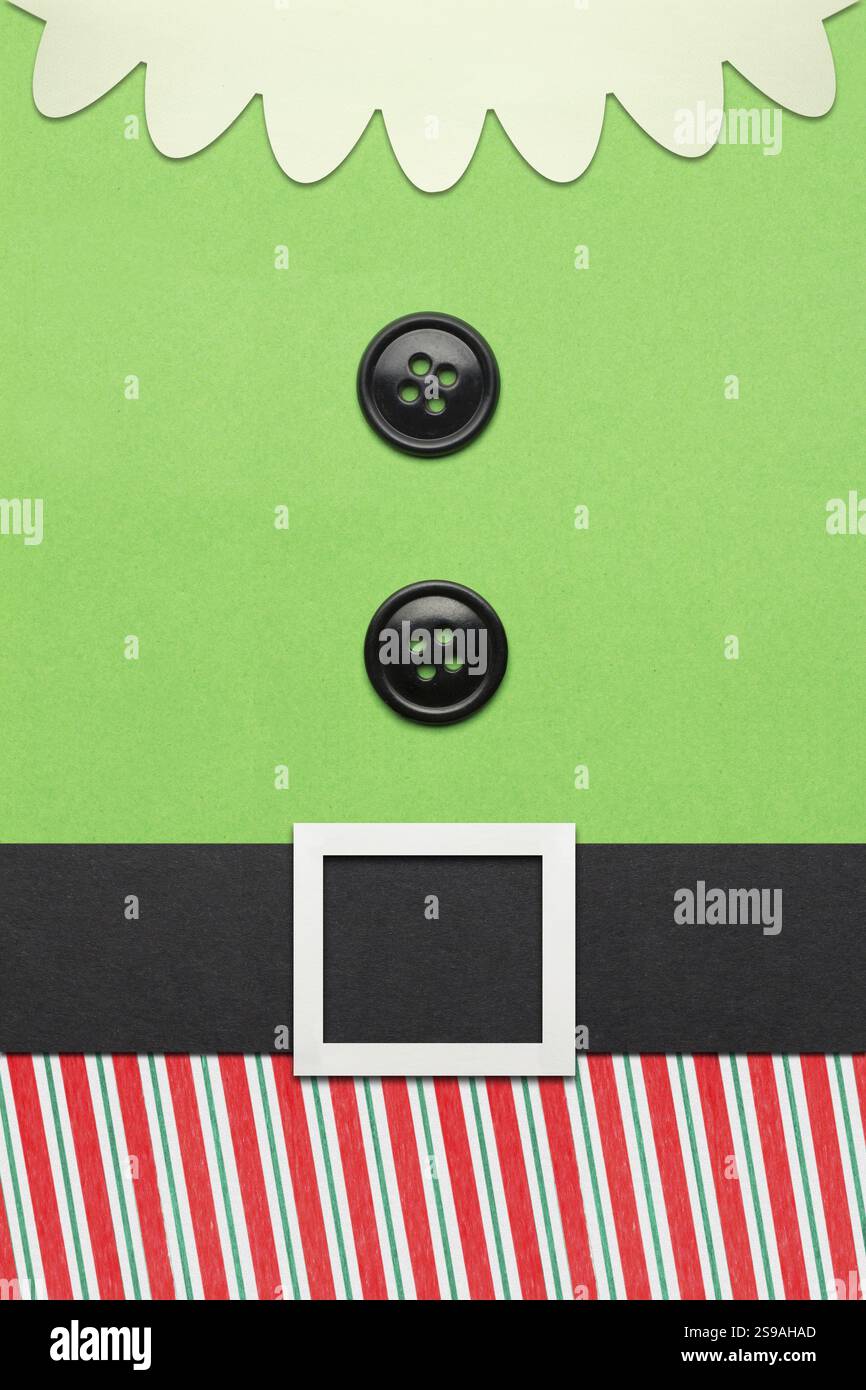 Kreatives Konzeptfoto einer Karte mit Weihnachtself-Kostüm Stockfoto