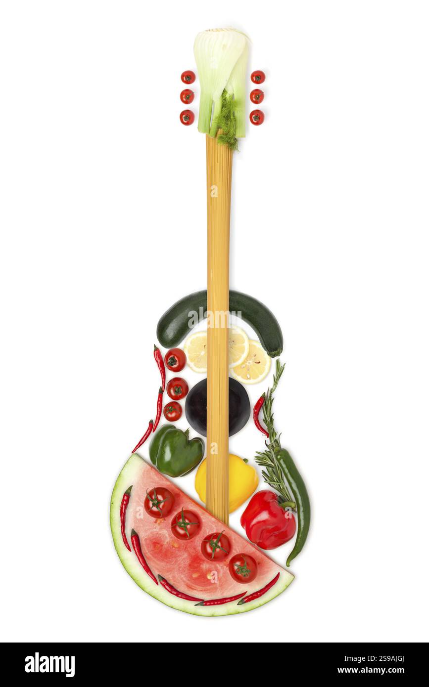 Ein farbenfrohes Foto der Gitarre aus Obst und Gemüse Stockfoto