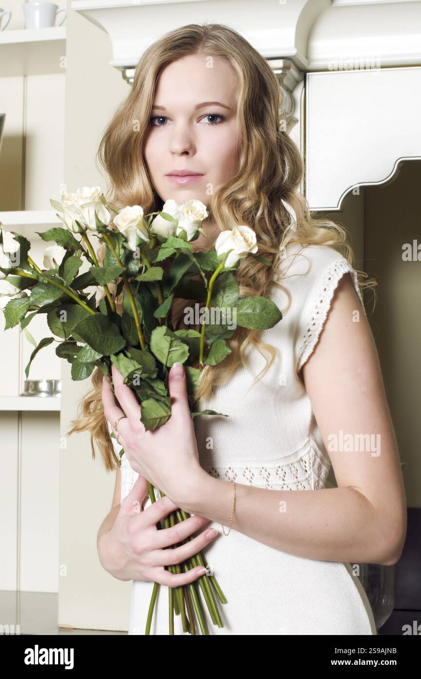 Porträt der schönen Blondine mit Blumenstrauß, St. Petersburg, Russland, Europa Stockfoto