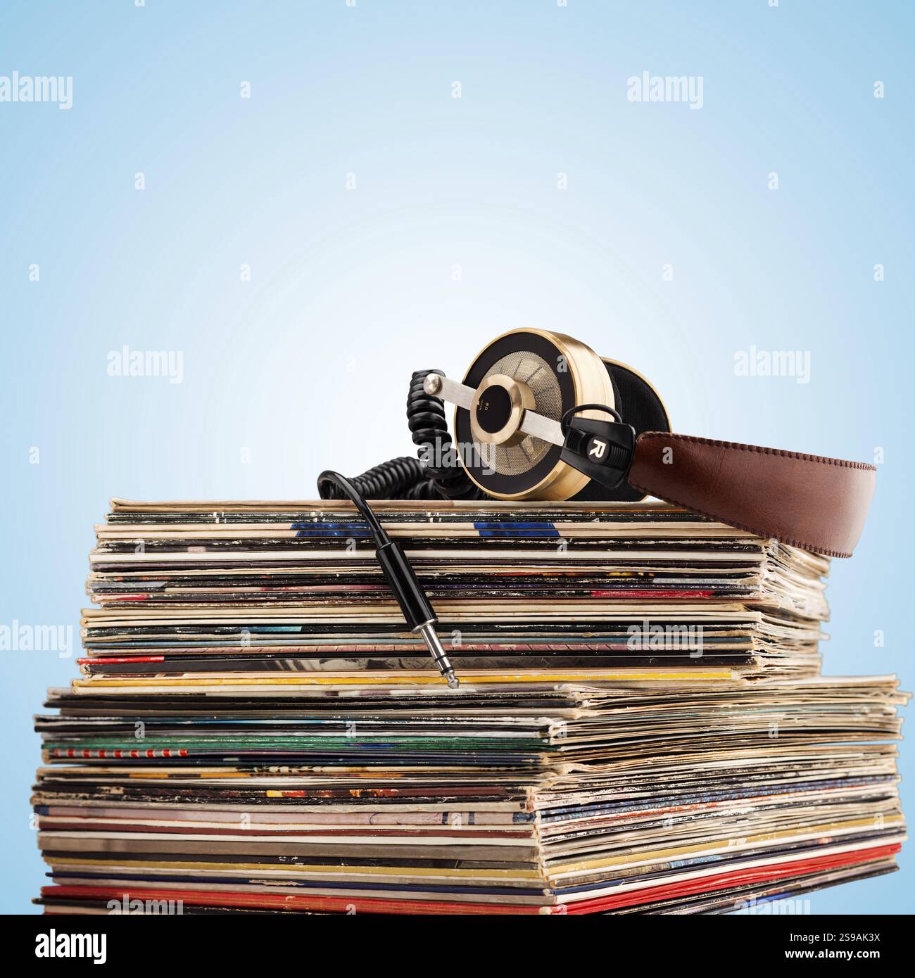 Retro-Kopfhörer für professionellen Sound mit Vintage-Schallplatten Stockfoto