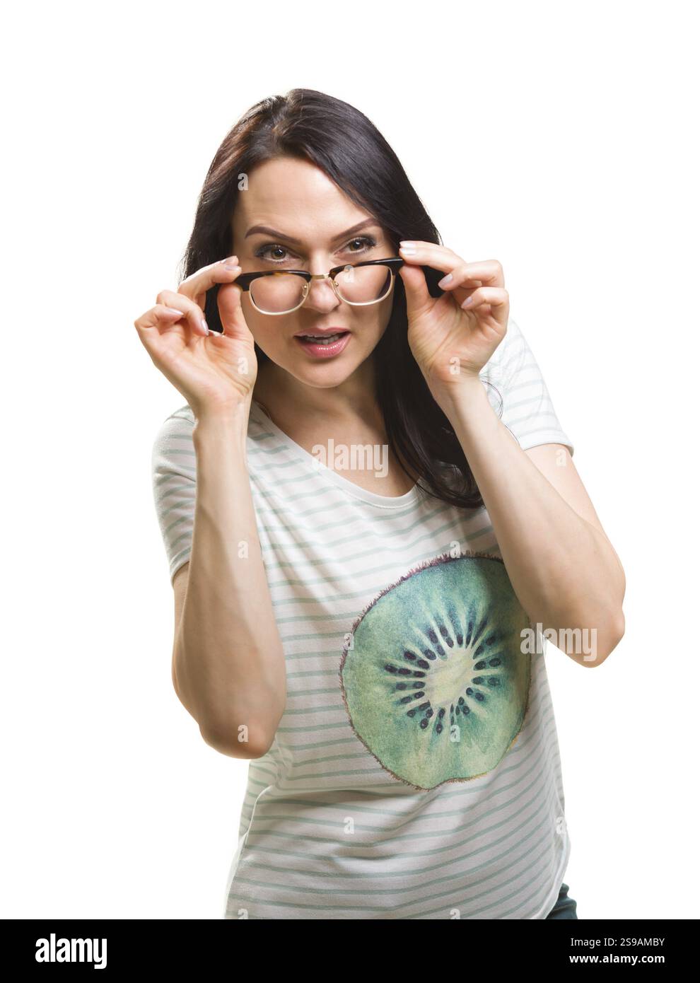 Frau mit erhöhter Brille kann nicht sehen, vor weißem Hintergrund Stockfoto