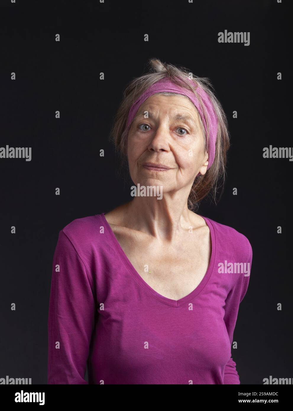 Glückliche lächelnde reife Frau in ihrer 75-jährigen Dame mit trendigen weißen kurzen Haaren Stockfoto