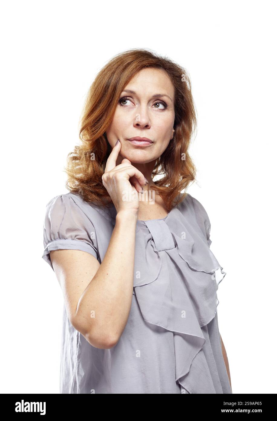 Porträt einer schönen erwachsenen Frau vor weißem Hintergrund Stockfoto