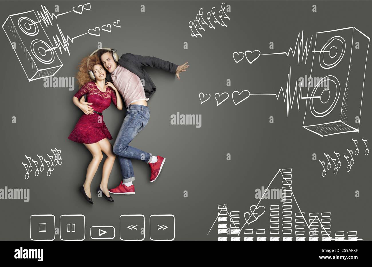 Happy Valentines lieben die Geschichte eines romantischen Paares, das Kopfhörer teilt und Musik vor Kreidezeichnungen und Hintergrund akustischer s hört Stockfoto