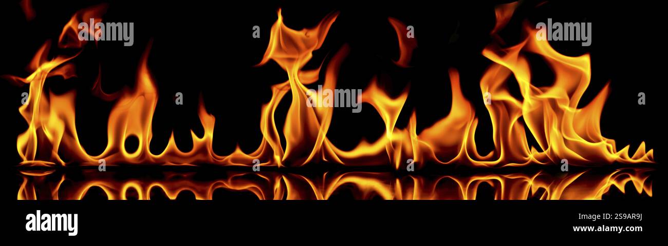 Feuer auf einem schwarzen Hintergrund Stockfoto