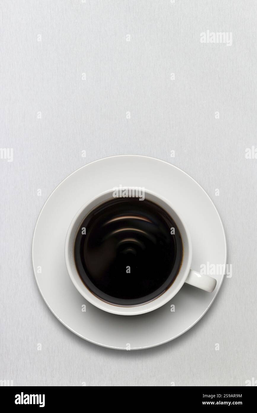 Eine Tasse Kaffee mit frischem, schwarzem, amerikanischem Espresso mit W-LAN-Schild Stockfoto Eine Tasse Kaffee mit frischem, schwarzem, amerikanischem Espresso mit W-LAN-Schild Stockfoto