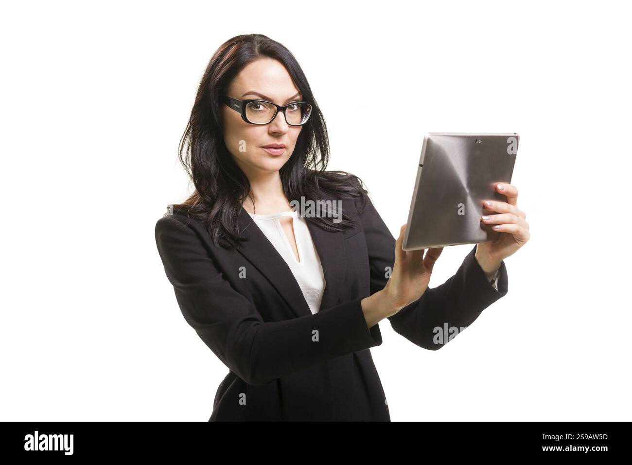 Porträt einer lächelnden Geschäftsfrau mit Brille vor weißem Hintergrund Stockfoto
