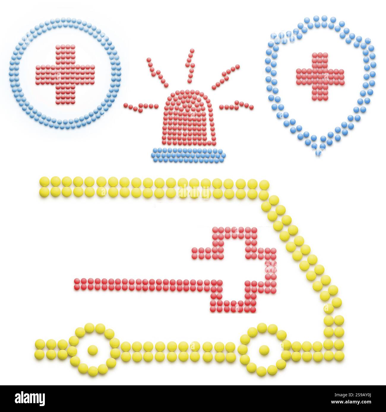 Kreatives Medizin- und Gesundheitskonzept aus Medikamenten und Pillen, Notarztwagen mit Sirene vor weißem Hintergrund Stockfoto