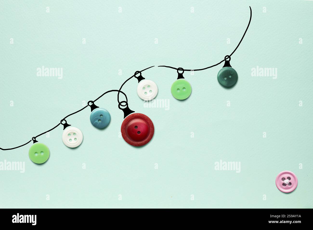 Kreatives Konzeptfoto von Weihnachtslichtern aus Knöpfen auf grünem Hintergrund Stockfoto