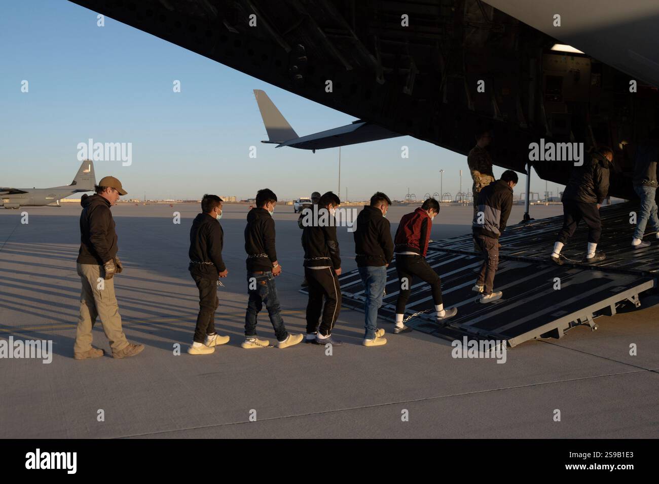 Sicherheitsbeamte des US-Zolls und des Grenzschutzes leiten undokumentierte Einwanderer an Bord eines C-17 Globemaster III, der dem 60. Air Mobility Wing für einen Abzugsflug in Fort Bliss, Texas, am 23. Januar 2025 zugewiesen wurde. Unter der Leitung des U.S. Northern Command unterstützt das U.S. Transportation Command Flüge zur Abfertigung von Einwanderungs- und Zollbehörden durch militärische Luftbrücke. Foto von Senior Airman Devlin Bishop veröffentlicht vom DOD. UPI Stockfoto