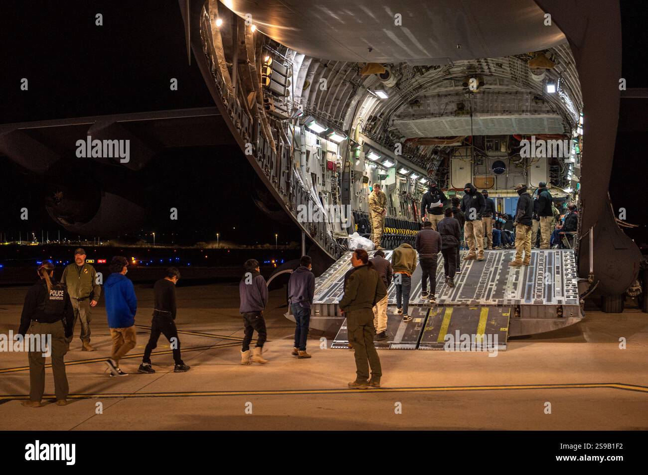 Einwanderer ohne Papiere bereiten sich am 23. Januar 2025 auf einen Abzugsflug am Tucson International Airport in Ariz vor. Unter der Leitung des U.S. Northern Command unterstützt das U.S. Transportation Command Flüge zur Abfertigung von Einwanderungs- und Zollbehörden durch militärische Luftbrücke. Foto von Senior Airman Devlin Bishop veröffentlicht vom DOD. UPI Stockfoto