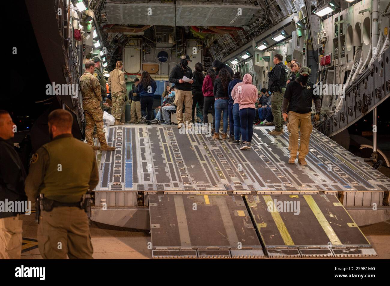 Einwanderer ohne Papiere besteigen am 23. Januar 2025 einen Abzugsflug am Tucson International Airport in Ariz. Unter der Leitung des U.S. Northern Command unterstützt das U.S. Transportation Command Flüge zur Abfertigung von Einwanderungs- und Zollbehörden durch militärische Luftbrücke. Foto von Senior Airman Devlin Bishop veröffentlicht vom DOD. UPI Stockfoto