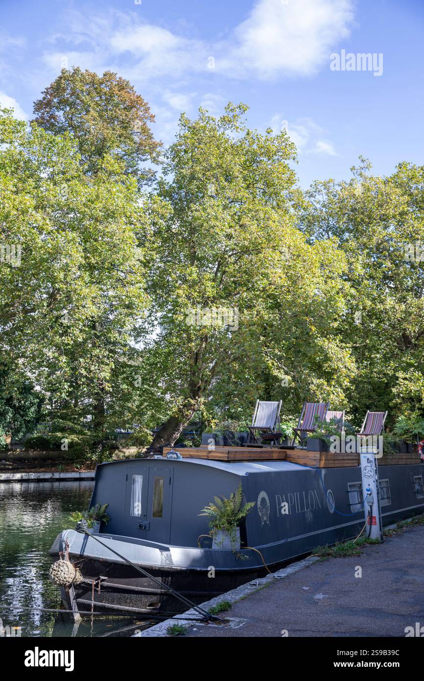 Ein wunderschöner Lastkahn in einem West London Kanal am 26. September 2024. Foto: Sam Mellish Stockfoto